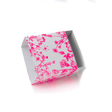 Cargar imagen en el visor de la galería, Caja Scone Flores Fluorescente