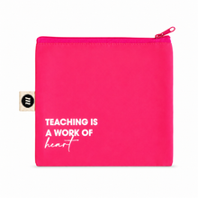 Cargar imagen en el visor de la galería, Pouch Mediana Día del Maestro Rosa Neon
