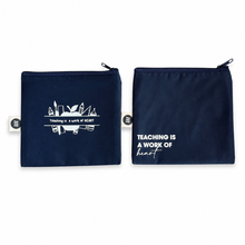 Cargar imagen en el visor de la galería, Pouch Mediana Día del Maestro Azul Marino
